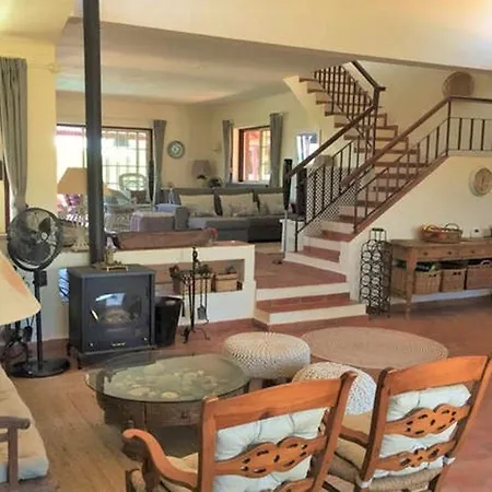 Mare Is A Superb 5 Bedroom Sleeps 12 - Short Walk To Beach Heated Pool Ac And Wifi ヴィラ