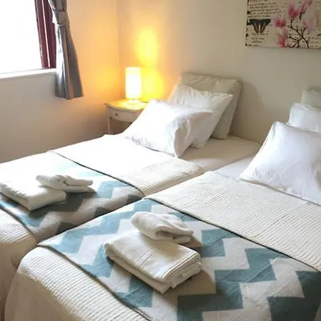 ヴィラ Mare Is A Superb 5 Bedroom Sleeps 12 - Short Walk To Beach Heated Pool Ac And Wifi *