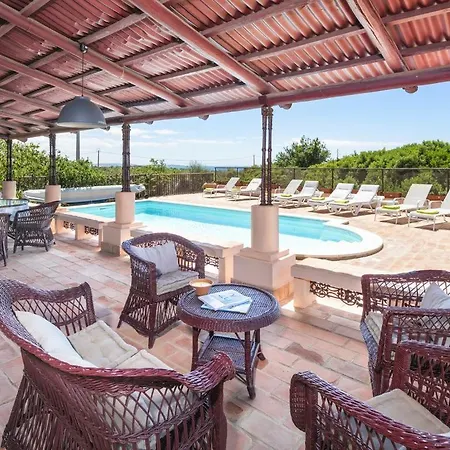 Mare Is A Superb 5 Bedroom Sleeps 12 - Short Walk To Beach Heated Pool Ac And Wifi ヴィラ