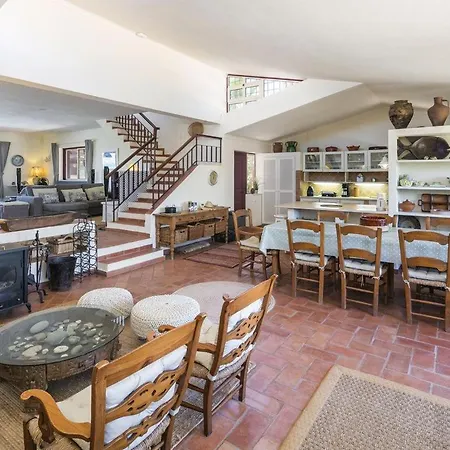 Villa Mare Is A Superb 5 Bedroom Sleeps 12 - Short Walk To Beach Heated Pool Ac And Wifi *