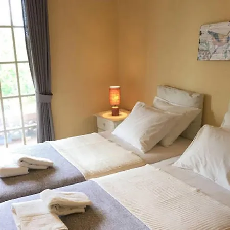 Villa Mare Is A Superb 5 Bedroom Sleeps 12 - Short Walk To Beach Heated Pool Ac And Wifi